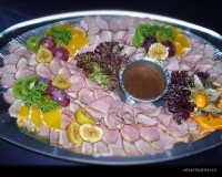 Pečená francouzská kachní prsíčka s jablkovým chutney.